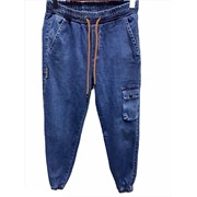 Мужские джинсы на резинке с оранжевым шнурком и накладным карманом фотография