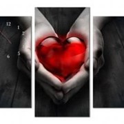 Трёхпанельная модульная картина с часами 65 х 85 см Черно-белая с красным светящимся сердечком в руках фото