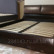 Кровать в коричневой экокоже фото