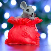 Мыло фигурное “Мышка в мешке с деньгами“ красный 90г фотография