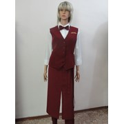 Униформа официанта в бордовом цвете фото