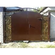 Ворота кованые ажурные с металлическим листом 8 фото