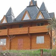 Деревянный дом (сруб как образец) из оцилиндрованного бруса, сосна фотография