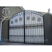 Распашные кованые ворота с белым поликарбонатом “стандарт класс“ фотография