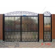 Высокие ажурные распашные кованые ворота с аркой и калитка, зашитые бронзовым поликарбонатом “стандарт класс“ фото