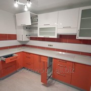Угловая кухня с крашенными фасадами фото