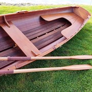 Оренда дерев'яного човна лакшері сигменту. фото