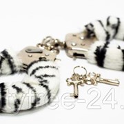 Меховые наручники с окраской под зебру фото
