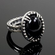 Серебряное кольцо “Коготь“ с ониксом от WickerRing фотография