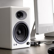 Активная полочная акустическая система Audioengine 5+ (белая) фото