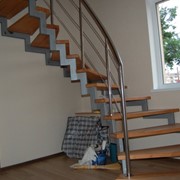 Лестница на чистовом металлокаркасе с перилами из нержавеющей стали фото