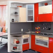 Кухня с фасадами “красный монохром“+“бежевый монохром“ фото