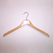 Вешалка плечики для трикотажа и верхней одежды деревянная с боковыми выемками C31 фото