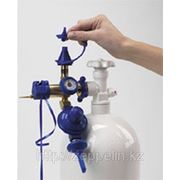 Редуктор для газа гелия с клапаном и манометром. фотография