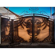 Авторские кованые ворота с распашным механизмом фото