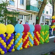 Оформление воздушными шарами Внешний декор фото