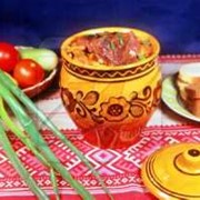 Блюда национальной украинской кухни на природе фотография