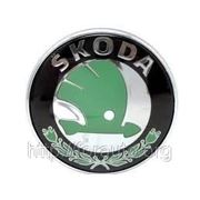Эмблема Skoda перед фотография