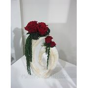Красные розы в декоративной вазе фото