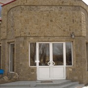 Фасад здания из природного `камня-дикаря` (песчаника) фото