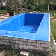 Многоступенчатый прямоугольный бассейн. фото