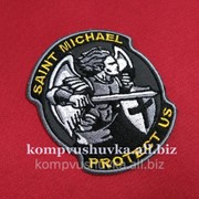 Шеврон “Saint Michael protect us“ на сером фоне. фото