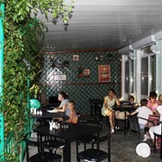 Кафе "Изумрудное" в мини-отеле "Изумрудный". Работает в период с июня по сентябрь.