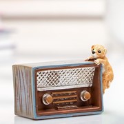 Сувенир полистоун миниатюра “Щенок и радиоприёмник“ 5,3х3,5х8 см фотография