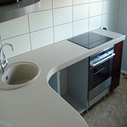 Кухни. Столешницы для кухни и ванных комнат, кухонные панели из искусственного камня. фото
