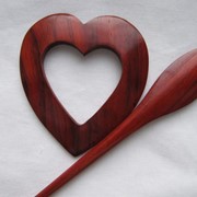 Red wood shawl pin - Заколка для трикотажа фотография