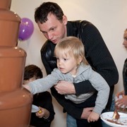 Шоколадный фонтан ан детский праздник фотография