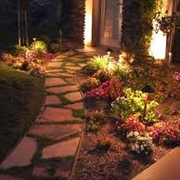Заливающее освещение сада фото