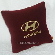 Подушка бордо Hyundai вышивка золото фотография
