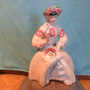 Статуэтка Девушка вышивает на пяльцах фото