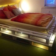 Кровать из паллет/поддонов фотография