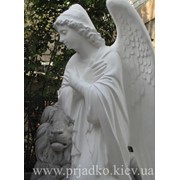 Скульптура ангела из белого бетона фотография