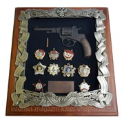 Деревянная ключница с револьвером Наган и наградами­ СССР фотография