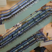 Эскалаторы, траволаторы, движущиеся лестницы фото
