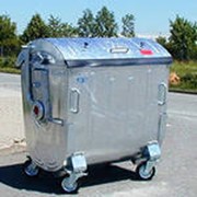 Мусорные контейнеры с крышкой на колесах фотография