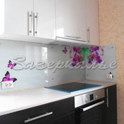 Кухонный фартук из стекла (Скинали) в белом фоне фото