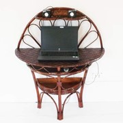 Стол для ноутбука, плетеный из лозы. фото