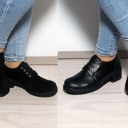 Кожаные черные туфли на небольшом каблуке в коже и в замше фотография