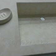 «Мраморная» столешница с прямоугольной раковиной из искусственного камня для ванной комнаты. фотография
