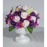 Белая ваза маргарита из мыла ароматная с фиолетовыми и белыми цветами фотография