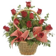 Букет красных роз в корзине фото