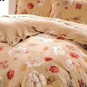 Двуспальное постельное белье с узором из цветов коричневое фотография