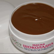 Маска шоколадная Состав: Какао, масло оливковое, кукурузное, масло какао, ланолин, лецитин, саломас, структурированная вода, сухое молоко, пчелиный воск. Назначение: Рекомендуется как питательное, витаминная, тонизирующая маска для любого типа кожи, для фото