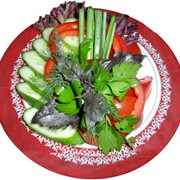 Ассорти из свежих овощей свежие помидоры, огурцы, болгарский перец, зеленый салат, лук и пряная зелень фото