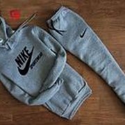 Мужской спортивный костюм Nike Sportswear серый с капюшоном фото