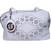 Женская сумка с узором и украшением цвет белый фотография